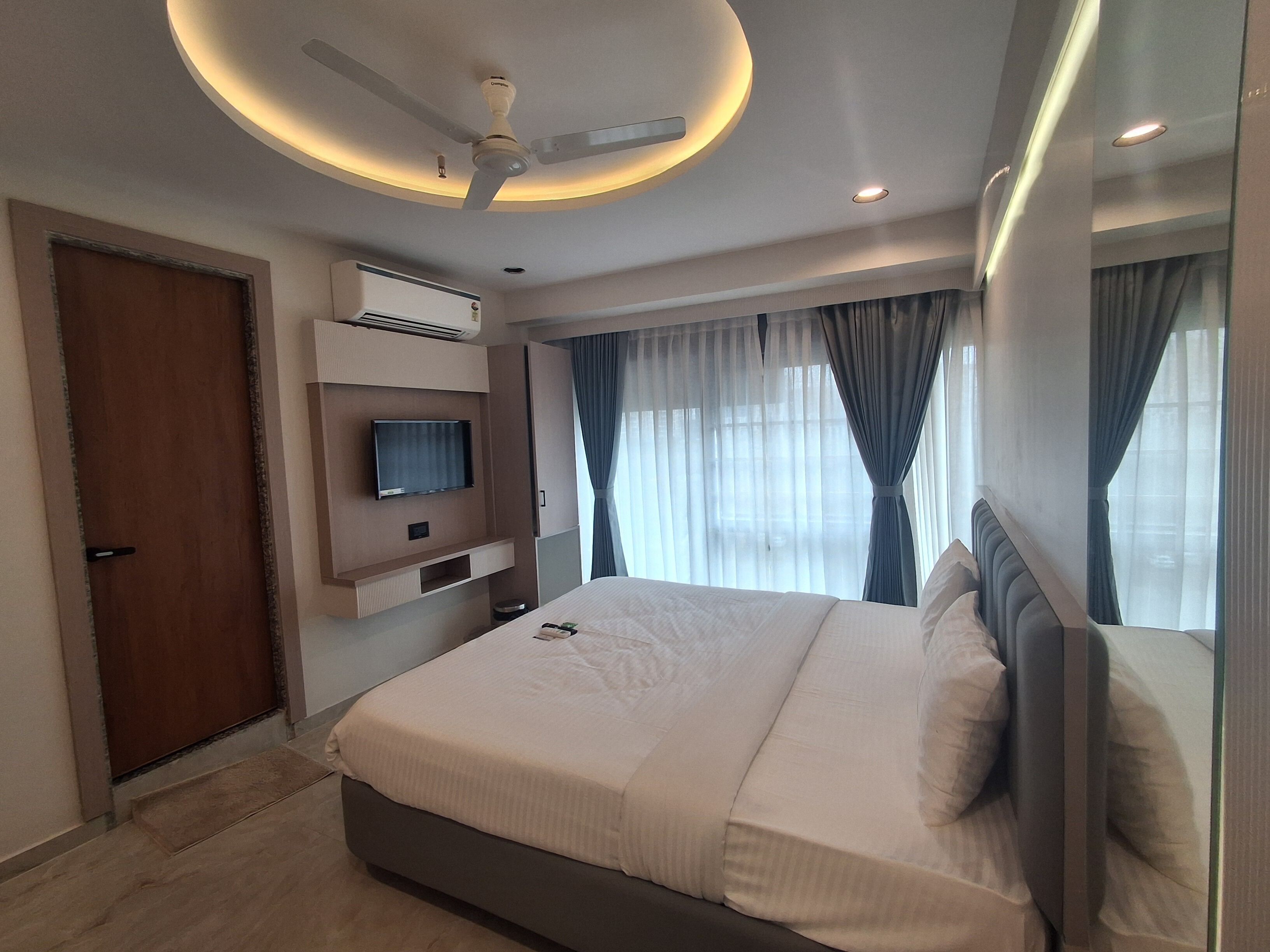 Family Double Room, City View | Laptop workspace, iron/ironing board, WiFi (free)