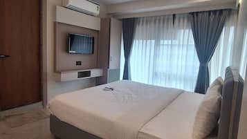 Habitación familiar doble, vistas a la ciudad | Espacio para trabajar con un portátil y tabla de planchar con plancha