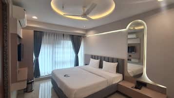 Habitación familiar doble, vistas a la ciudad | Espacio para trabajar con un portátil y tabla de planchar con plancha