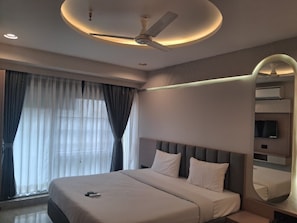 Family Double Room, City View | Ruang kerja komputer riba, seterika/papan seterika, Wi-fi percuma 
