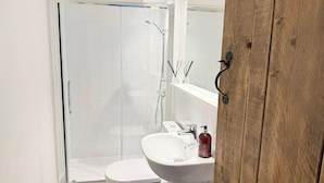 Shower - PEAK DREAMS, family friendly, character holiday cottage in Tideswell (Buxton)