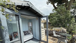 Outdoor dining - PEAK DREAMS, family friendly, character holiday cottage in Tideswell (Buxton)