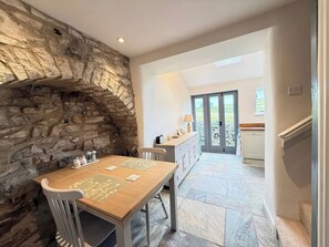 Dining - PEAK DREAMS, family friendly, character holiday cottage in Tideswell (Buxton)