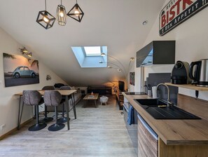 A modern loft-style apartment with a dining area, kitchen, and living space. - Le Martin Pêcheur: Between Nature and Downtown. (Gérardmer)