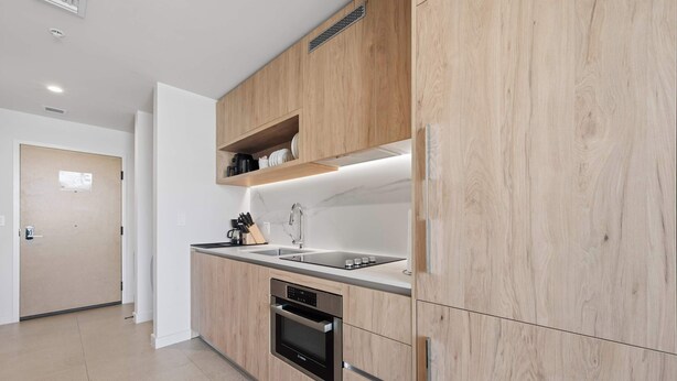 Wasserkocher mit Kaffee-/Teezubehör, Kühlschrank, Mikrowelle, Ofen