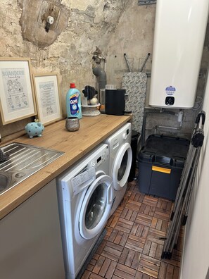 A laundry area with a washing machine, a sink, and a water heater. - Le Clos des Murmures - maisonnette mitoyenne à Trept (Trept)