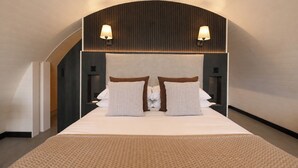 Unclassified image, 4 of 47, button - THE HOG HUT, luxury holiday cottage, with hot tub in Llanarth (Llanarth)