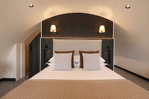 Unclassified image, 4 of 47, button - THE HOG HUT, luxury holiday cottage, with hot tub in Llanarth (Llanarth)