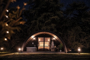 Unclassified image, 3 of 47, button - THE HOG HUT, luxury holiday cottage, with hot tub in Llanarth (Llanarth)