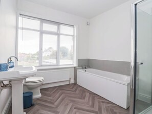 Unclassified image, 5 of 16, button - 154 QUEEN STREET, pet friendly, with a garden in Withernsea (Withernsea)