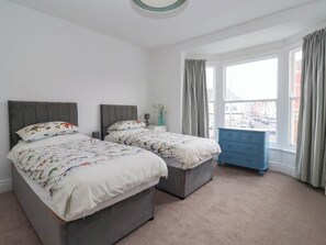 Unclassified image, 3 of 16, button - 154 QUEEN STREET, pet friendly, with a garden in Withernsea (Withernsea)