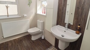Unclassified image, 5 of 35, button - 18 KENT STREET, pet friendly, with a garden in Cardiff (Cardiff)