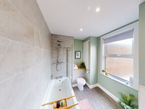 Bathroom - 44 NORWOOD STREET, pet friendly, with a garden in Scarborough (Scarborough)