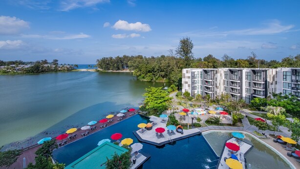 Ein Resort mit Schwimmbad, Sitzgelegenheiten im Freien und Meerblick.