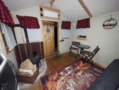 Welcoming 1-bedroom cabin in charming New Berlin perfect for getaway