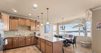 Yakov's Hideaway - Lakefront