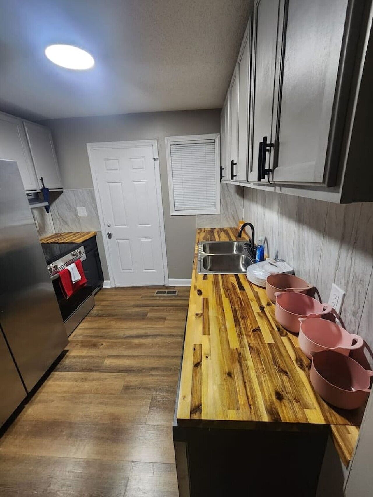 Een koffiezetapparaat/waterkoker, een koelkast, een oven, een kookplaat