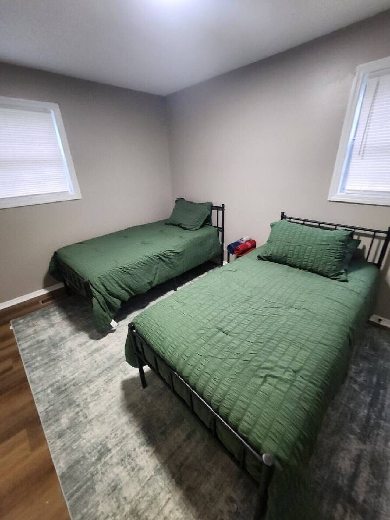 Desk, iron/ironing board, WiFi, bed sheets