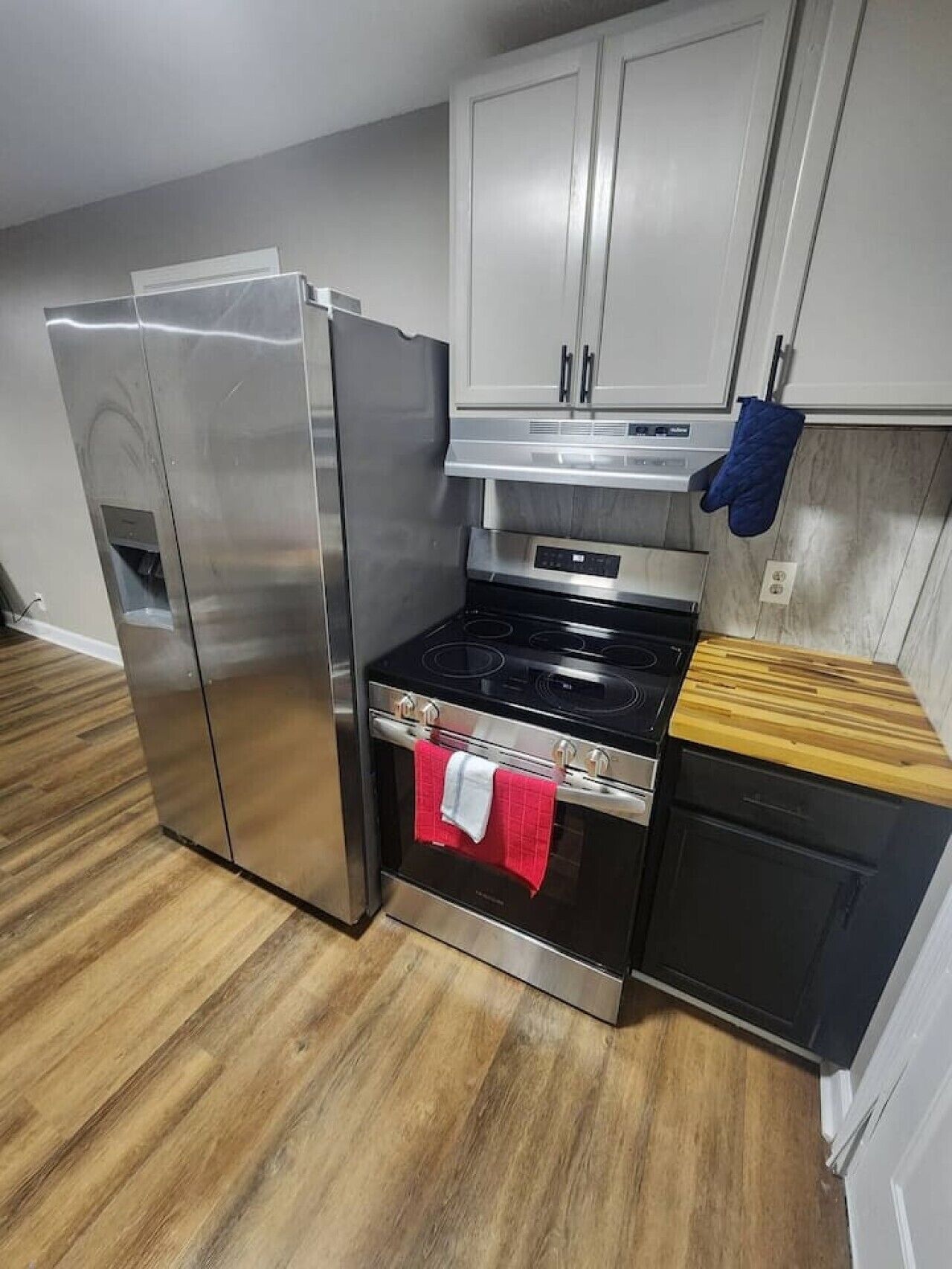 Coffee/tea maker, fridge, oven, stovetop