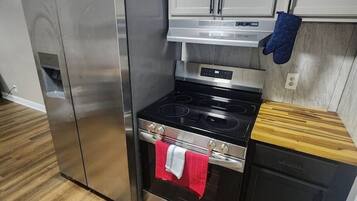 Coffee/tea maker, fridge, oven, stovetop