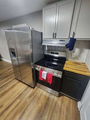 Cafetera/tetera, refrigerador, horno, placa de cocina