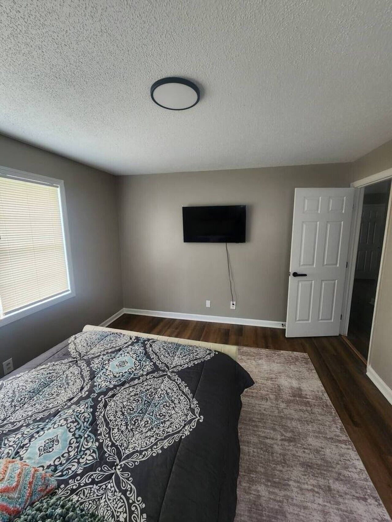Desk, iron/ironing board, WiFi, bed sheets