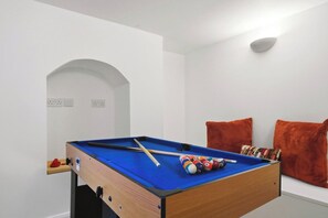 A pool table with balls and cues, a red cushion, and a white wall with an arched doorway. - Stylish 3BR, Warwick Hosp, Contractor long stays (Warwick)