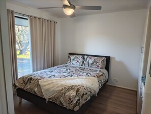 3 bedrooms, iron/ironing board, WiFi (free), bed sheets - Kookaburra Lookout (Halls Gap)