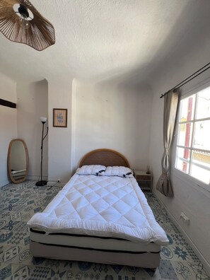 Iron/ironing board, bed sheets - Typical Arles-style house from the 1970s - air conditioning - sleeps 4 - downtown (Arles)