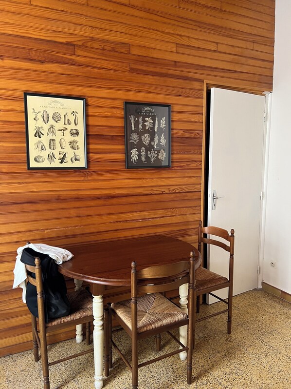 Dining - Typical Arles-style house from the 1970s - air conditioning - sleeps 4 - downtown (Arles)