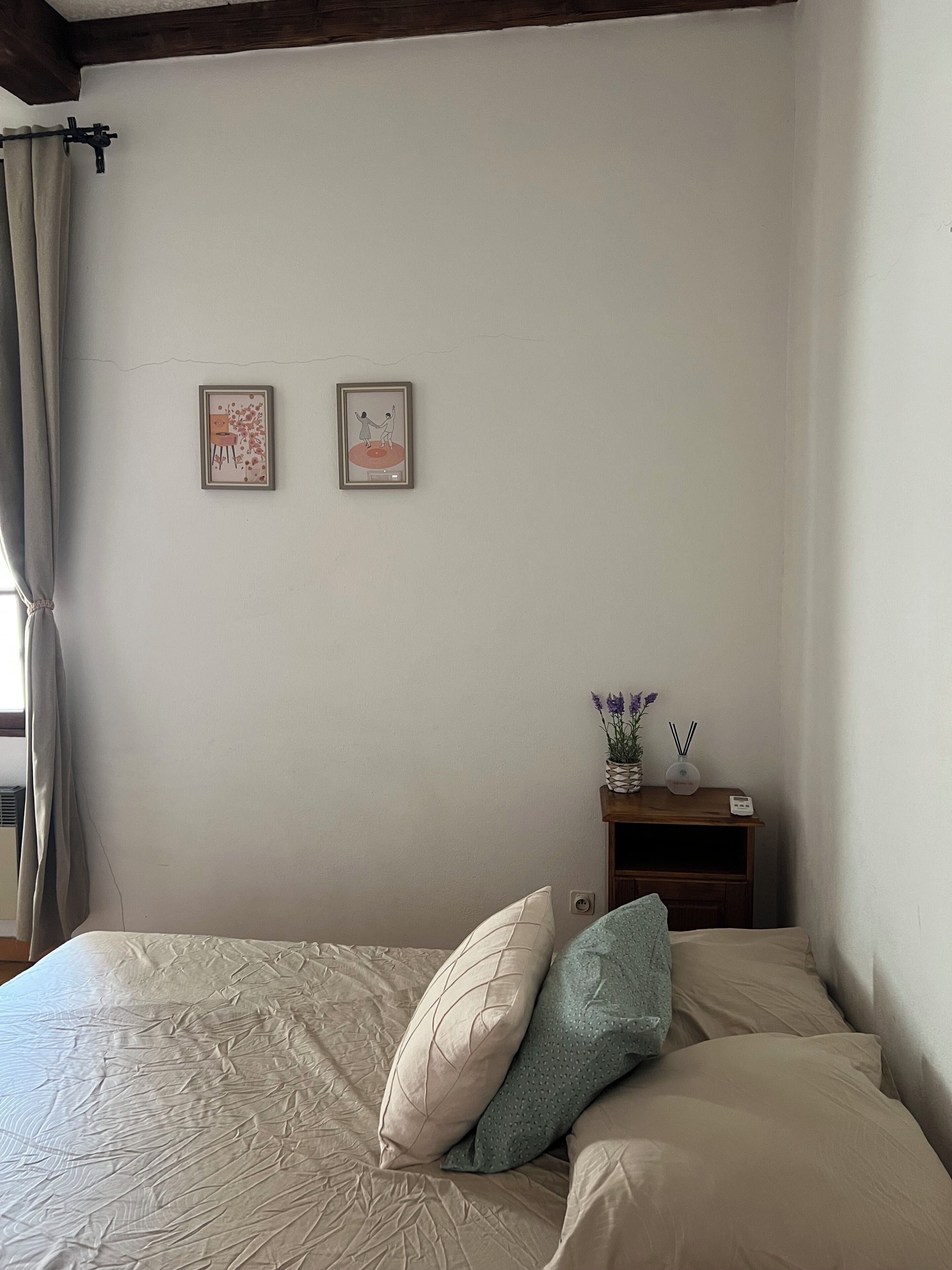Iron/ironing board, bed sheets