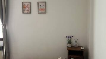 Iron/ironing board, bed sheets