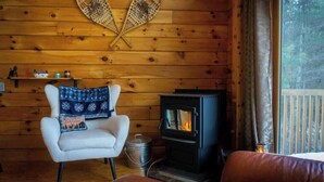 Living area - Cozy 3-bedroom cabin in delightful Monroe with AC and treadmill (Monroe)