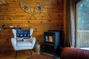 Living area - Cozy 3-bedroom cabin in delightful Monroe with AC and treadmill (Monroe)
