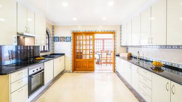 Coffee/tea maker, fridge, microwave, oven