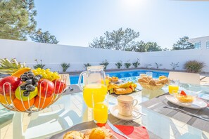 Outdoor dining - Charming Villa with Heatable Pool and BBQ (Albufeira)