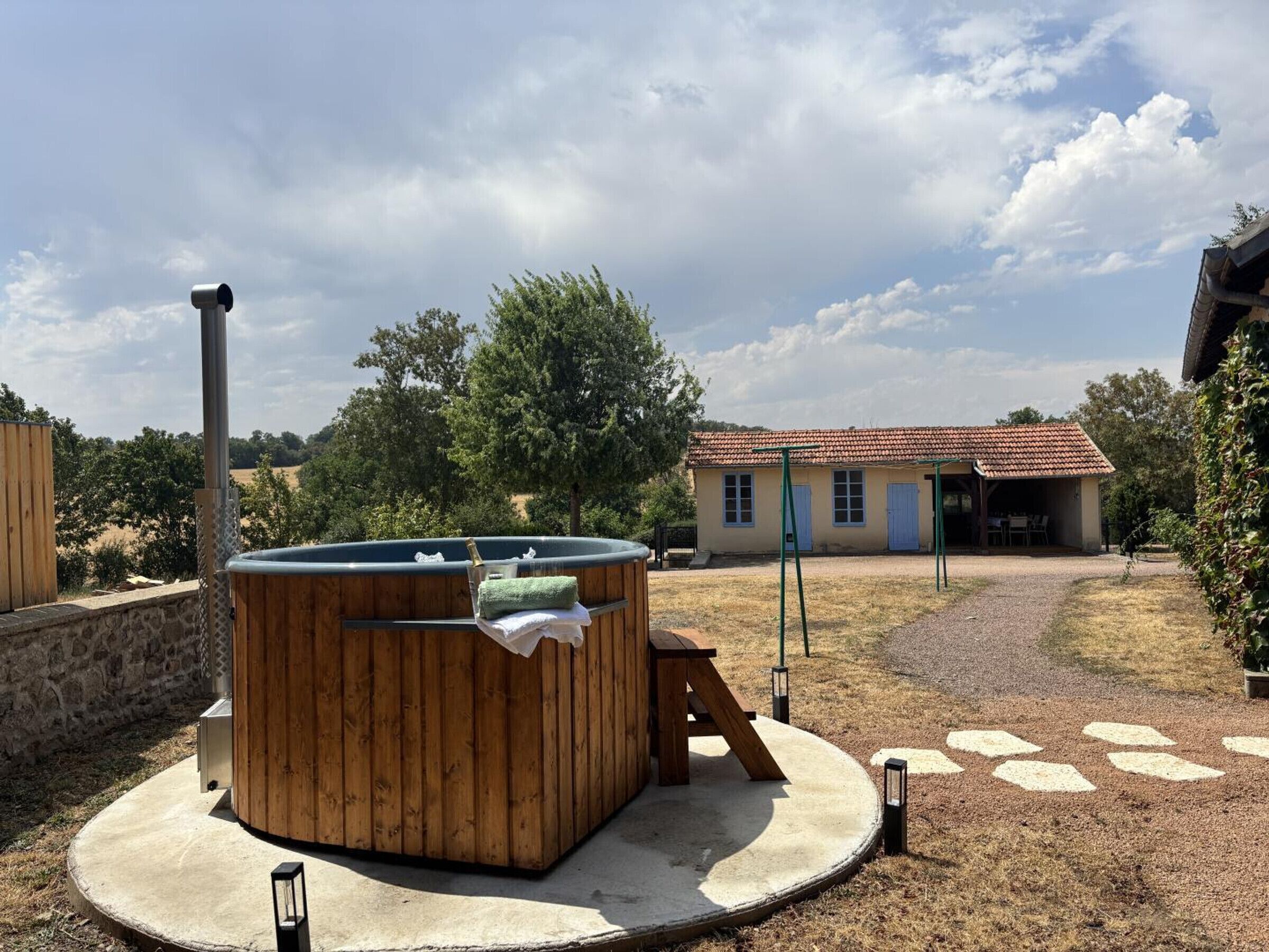 Outdoor spa tub
