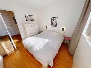 A bedroom with a bed, a dresser, and two wall-mounted lamps. - Ski-in/ski-out apartment, exceptional view - 6 guests (Les Arcs)