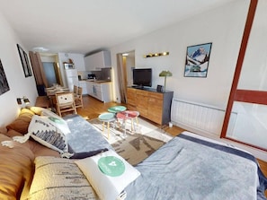 A compact living space with a bed, kitchenette, and seating area. - Ski-in/ski-out apartment, exceptional view - 6 guests (Les Arcs)