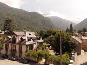 Ein Wohngebiet mit Häusern, einer Straße und Bergen im Hintergrund.