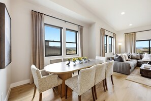 Un vaste espace de vie comprenant une table à manger, des chaises et un canapé.