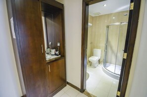Quarto casal ou duplo | Banheiro | Chuveiro, toalhas de banho, sabonete, shampoo