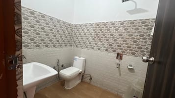 Economy-Doppel- oder -Zweibettzimmer, Flussblick | Badezimmer | Dusche, Handtücher, Seife, Shampoo