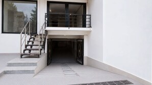 Una entrada de edificio con una escalera que lleva a un balcón.