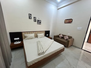 Deluxe Double Room, Garden View | Desk, free WiFi - GEETANJALI RESORT (Undawasan)