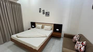 Deluxe Double Room, Garden View | Desk, WiFi (free)