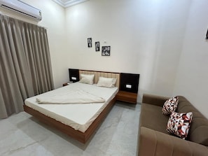Deluxe Double Room, Garden View | Desk, free WiFi - GEETANJALI RESORT (Undawasan)