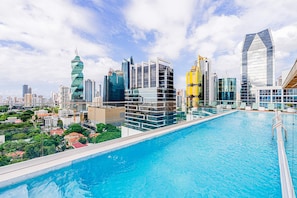 Eine moderne Skyline mit einem Pool, der einen Blick auf hohe Wolkenkratzer bietet.