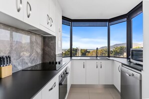 House - Esplanade Views in Cairns North (Cairns)