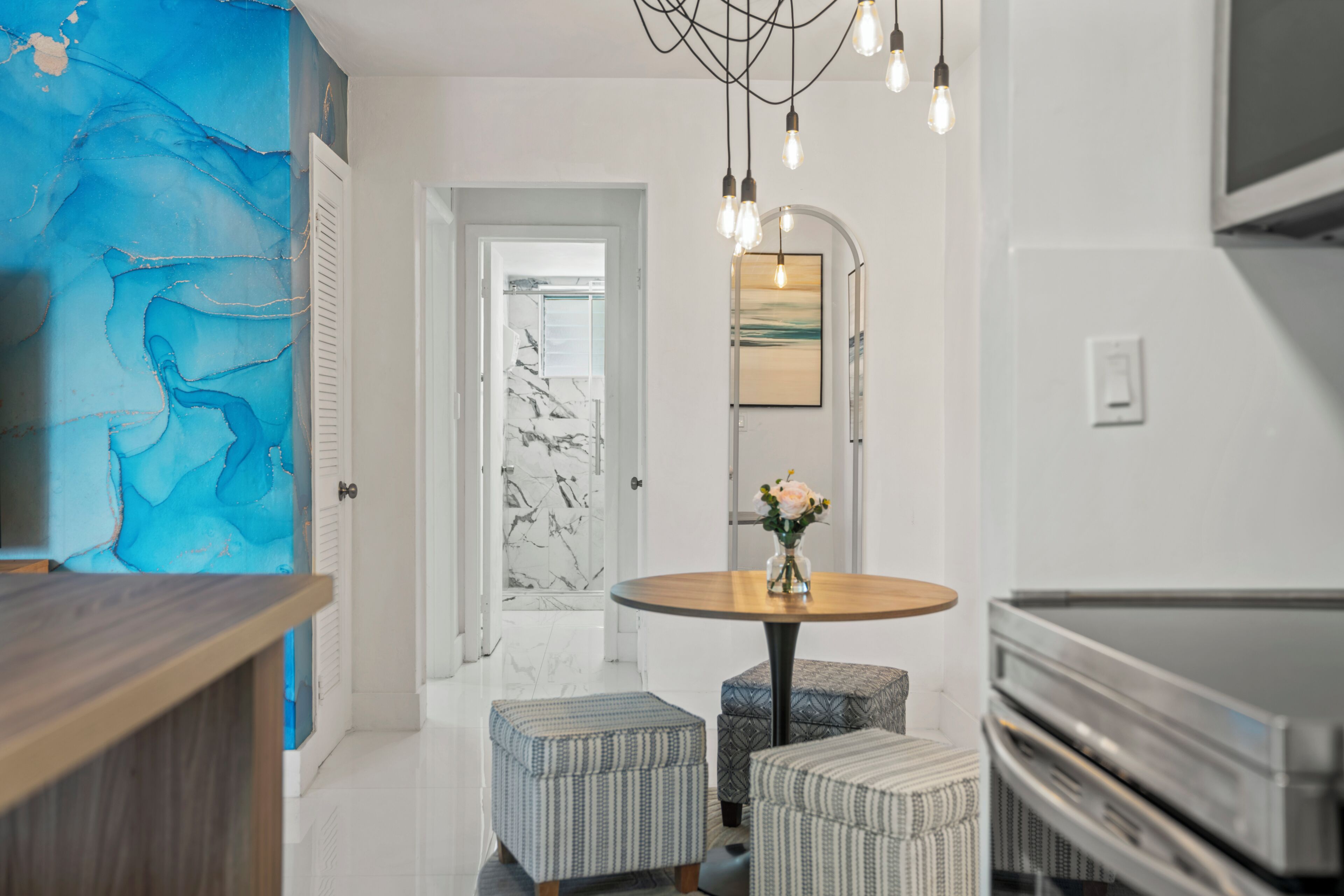 Apartamento luxo, vista para o mar | Opções para refeição no quarto